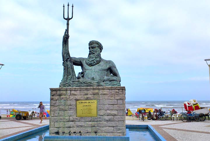 Na mitologia, o Deus romano do mar e das fontes de água era Netuno. Para ele, o tridente foi uma arma mágica que concedia a seu grande poder o direito divino de dominar o mar. 