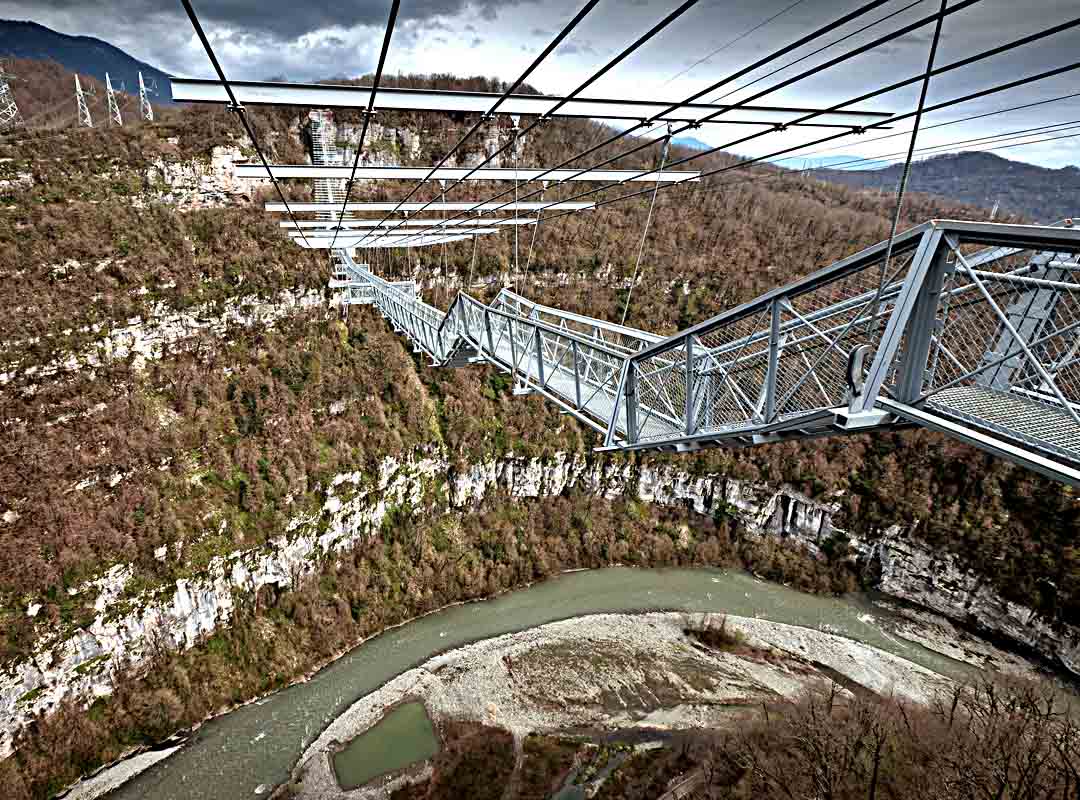 Skypark Sochi, Rússia: Essa ponte fica localizada dentro de um parque em Krasnaya Polyana, na Rússia. Na época de sua inauguração, em 1937, era considerada a ponte mais longa do mundo para pedestres, com seus 439 metros de extensão!

