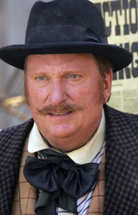 Mas a ausência do ator tem explicação:  ele foi preso em 2002 por posse de material que expunha fotos íntimas de crianças. 