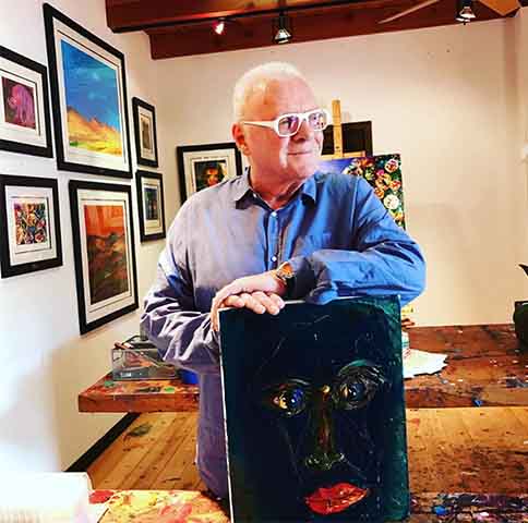 Hopkins também se dedica à música e às artes plásticas. Pianista talentoso, já lançou composições próprias e costuma compartilhar vídeos tocando e dançando em suas redes sociais, mostrando leveza e alegria de viver. Ele estuda o instrumento desde os seis anos de idade.
