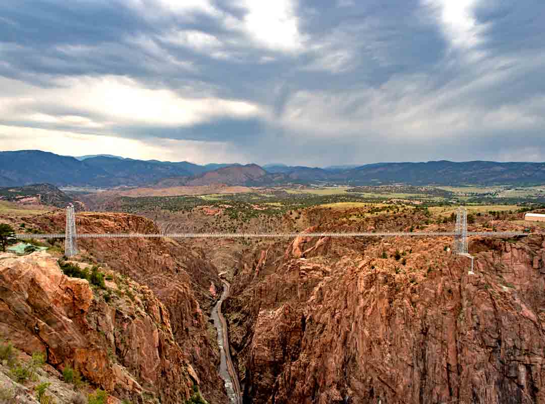 Royal Gorge, EUA: Essa ponte impressionante de 290 m de altura fica localizada perto de Cañon City, Colorado, dentro do Royal Gorge Bridge and Park, um parque muito procurado por turistas. Construída em 1929, ela levou apenas sete meses para ficar pronta e chegou a ostentar o título de ponte suspensa mais alta do mundo de 1929 a 2001.