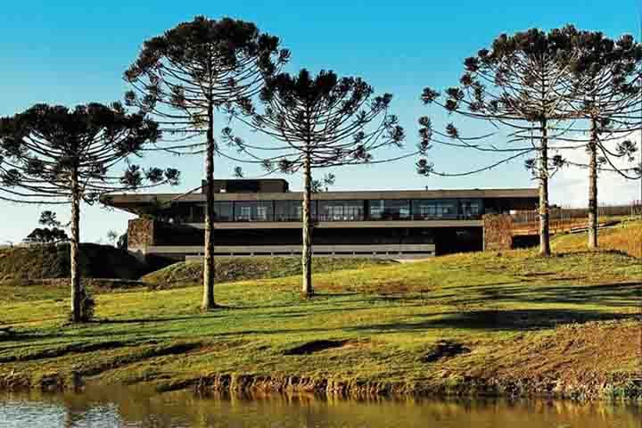 Na fria Serra Catarinense, em Bom Retiro (SC), a Vinícola Thera encanta com sua arquitetura moderna integrada à natureza. Os vinhos de altitude, como chardonnay e pinot noir, podem ser degustados em visitas guiadas.