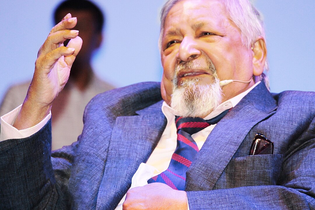 2001 - O britânico V. S. Naipaul foi reconhecido por sua narrativa precisa sobre os legados do colonialismo. Autor de Uma Casa para o Sr. Biswas, retratou deslocamentos culturais e conflitos de identidade em ex-colônias britânicas.