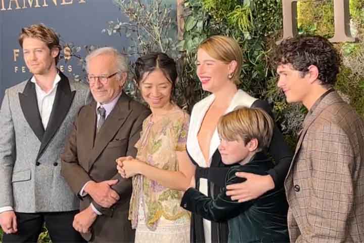 Seguindo os passos do irmão mais velho, Noah Jupe, que já conquistara reconhecimento em Hollywood por papéis em filmes como “Um Lugar Silencioso”, Jacobi começou sua própria trajetória artística muito jovem. 
