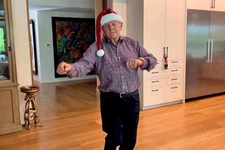 Nas redes sociais, o veterano de Hollywood compartilha reflexões filosóficas, grava vídeos tocando piano e até dança com bom humor. 
