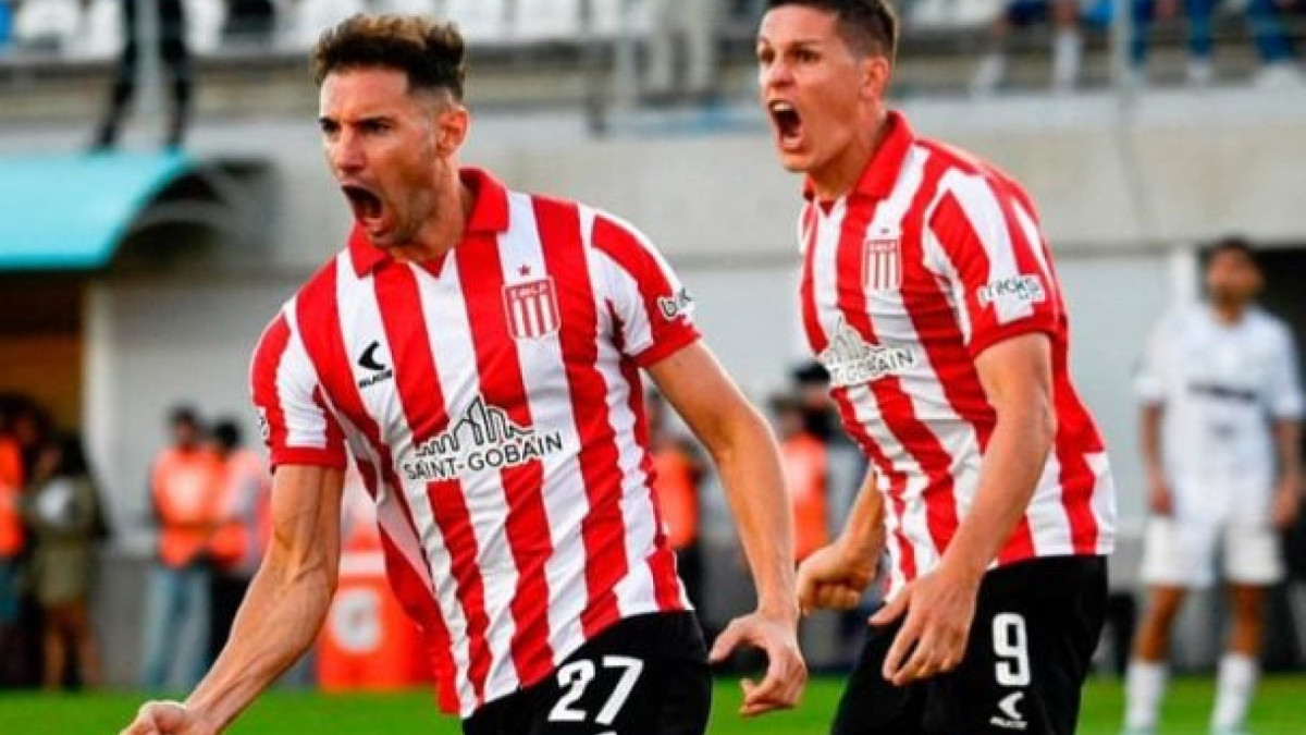 Lucas Alario marca os dois gols de virada sobre o Platense no Trofeo de Campeones