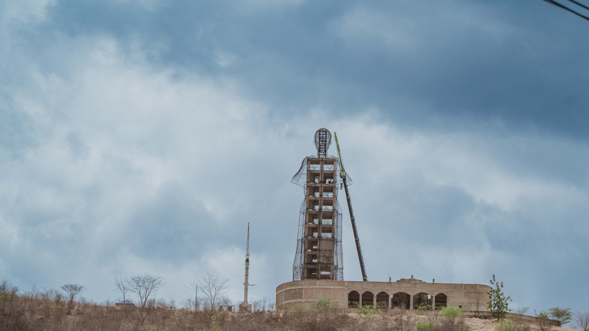 FORTALEZA-CE, BRASIL, 18-12-2025: Estátua de SAnto Antônio em Caridade teve a cabeça colocada após 40 anos. Cabeça antiga ainda continua incrustrada em um muro de uma casa de um vairro da cidade. (Foto: Júlio Caesar/O Povo)  (Foto: JÚLIO CAESAR)