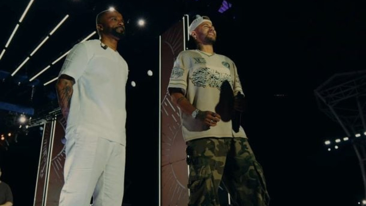 Craque do Santos permaneceu no palco por 15 minutos, cantou três músicas e recebeu promessa do cantor 