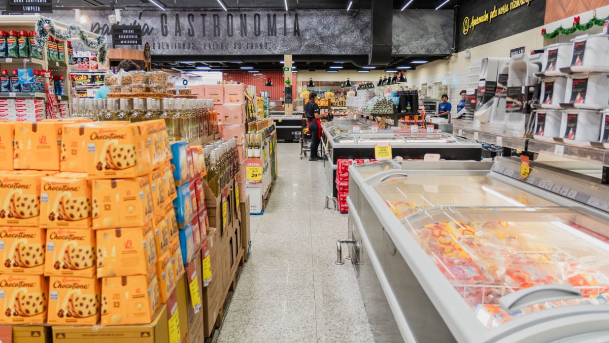 FORTALEZA, CEARÁ, BRASIL, 20-12-2025: A venda de itens natalinos em supermercados, antes do Natal. (Foto: Fernanda Barros/ O Povo)