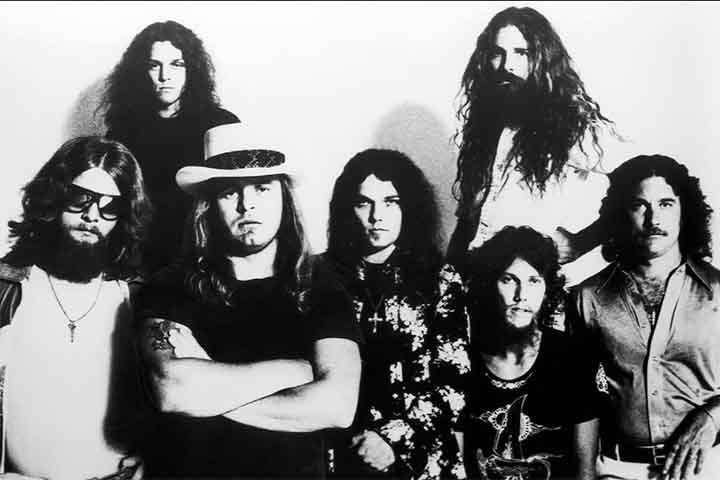 A trajetória, no entanto, foi brutalmente interrompida em 1977, quando um avião fretado pela banda caiu no estado do Mississippi, causando a morte do vocalista Ronnie Van Zant, do guitarrista Steve Gaines e da backing vocal Cassie Gaines, além de ferir gravemente outros integrantes. 
