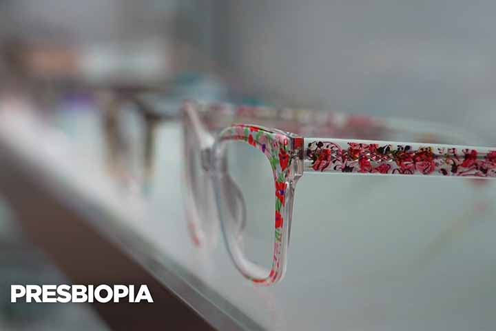 O VIZZ é indicado para adultos com presbiopia e chegou ao mercado norte-americano neste último trimestre de 2025. 
