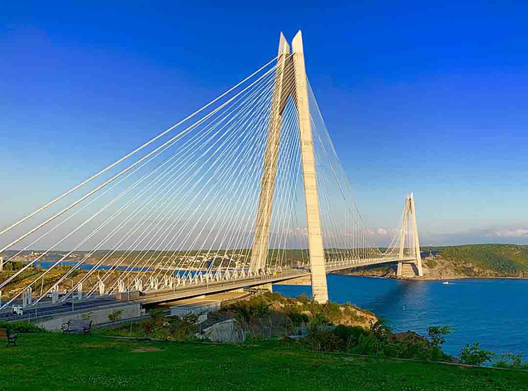 Yavuz Sultan Selim, Turquia: Essa é uma ponte rodoviária e ferroviária de viga suspensa que se estende pelo Estreito do Bósforo, ao norte de Istambul, na Turquia. É considerada uma das pontes mais altas do mundo, com uma altura de 322 metros.
