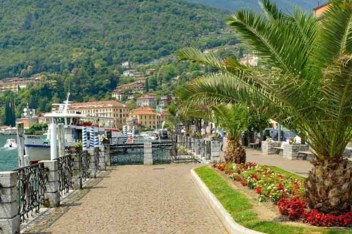 Bellagio, muitas vezes chamada de a pérola do lago, atrai visitantes por suas ruas estreitas e floridas, vistas deslumbrantes e belos jardins, como os da Villa Melzi e Villa Serbelloni.