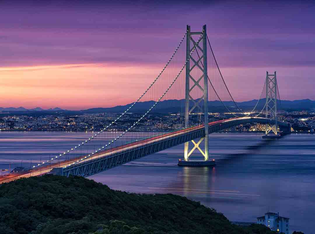 Akashi-Kaikyo, Japão: Essa ponte se estende por 3.911 metros sobre o Estreito de Akashi, conectando as cidades de Kobe e Awaji. Inaugurada em 1998, foi a ponte com o maior vão central do mundo por 24 anos, sendo superada em 2022 pela Ponte Canakkale 1915, que fica na Turquia.