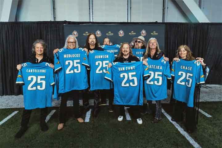 Mesmo diante de novas perdas ao longo dos anos, como a morte do guitarrista Gary Rossington em 2023, último membro fundador, o grupo seguiu ativo, equilibrando respeito à história original com a necessidade de seguir em frente.
