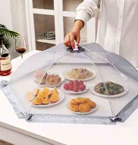 Para manter as moscas longe da sua comida, é importante manter a cozinha sempre limpa, descartar o lixo regularmente, cobrir os alimentos expostos e instalar telas nas janelas.