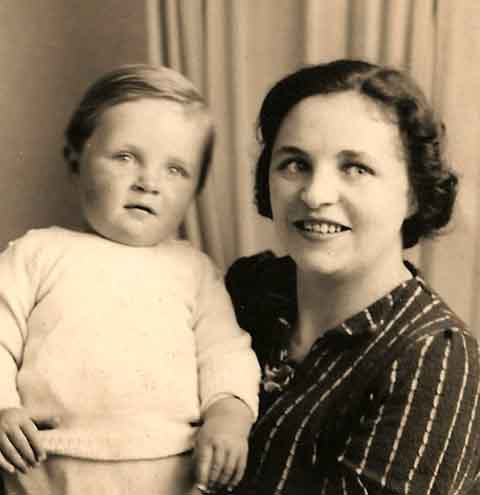 Ele nasceu em 31 de dezembro de 1937, em Port Talbot, município localizado no País de Gales. Filho único de Richard e Muriel Hopkins, ele cresceu em uma família simples.

