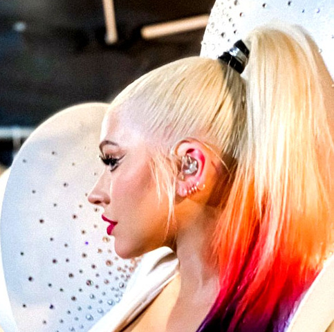 Christina Aguilera é uma cantora, compositora e atriz americana, que fez enorme sucesso nos anos 90 e 2000. Conhecida por sua extensão vocal e habilidade de sustentar notas altas, ela tem álbuns em inglês e espanhol.