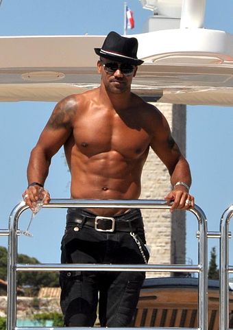 Shemar Moore – ator e modelo americano. Nascido em 20 de abril de 1970, em Oakland, na Califórnia, chama atenção pelo porte atlético, traços fortes e cabeça raspada que se tornou marca registrada.