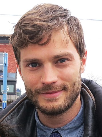 Jamie Dornan – ator e ex-modelo norte-irlandês. Nascido em 1º de maio de 1982, em Belfast, destaca-se pelos traços simétricos, olhar intenso e presença elegante.