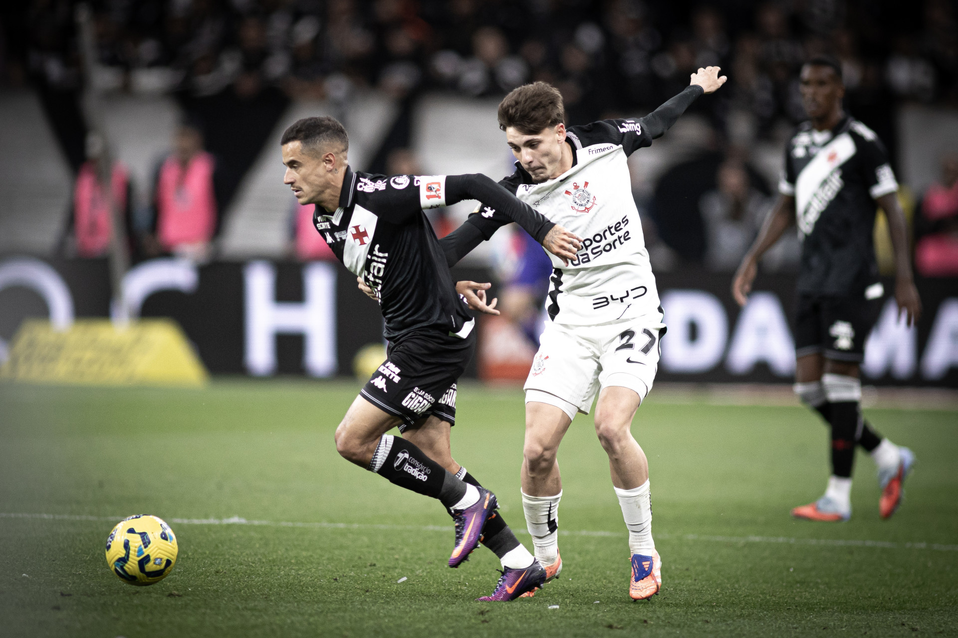 Philippe Coutinho e Breno Bidon disputam bola durante ida da final da Copa do Brasil (Foto: Matheus Lima / Vasco)