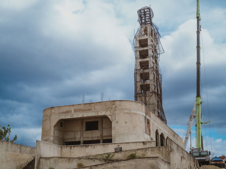 FORTALEZA-CE, BRASIL, 18-12-2025: Est&aacute;tua de SAnto Ant&ocirc;nio em Caridade teve a cabe&ccedil;a colocada ap&oacute;s 40 anos. Cabe&ccedil;a antiga ainda continua incrustrada em um muro de uma casa de um vairro da cidade. (Foto: J&uacute;lio Caesar/O Povo) 