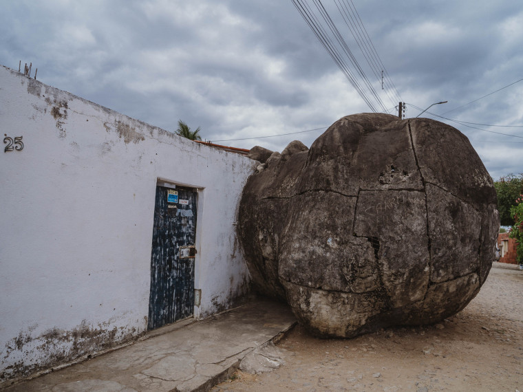 FORTALEZA-CE, BRASIL, 18-12-2025: Est&aacute;tua de SAnto Ant&ocirc;nio em Caridade teve a cabe&ccedil;a colocada ap&oacute;s 40 anos. Cabe&ccedil;a antiga ainda continua incrustrada em um muro de uma casa de um vairro da cidade. (Foto: J&uacute;lio Caesar/O Povo) 