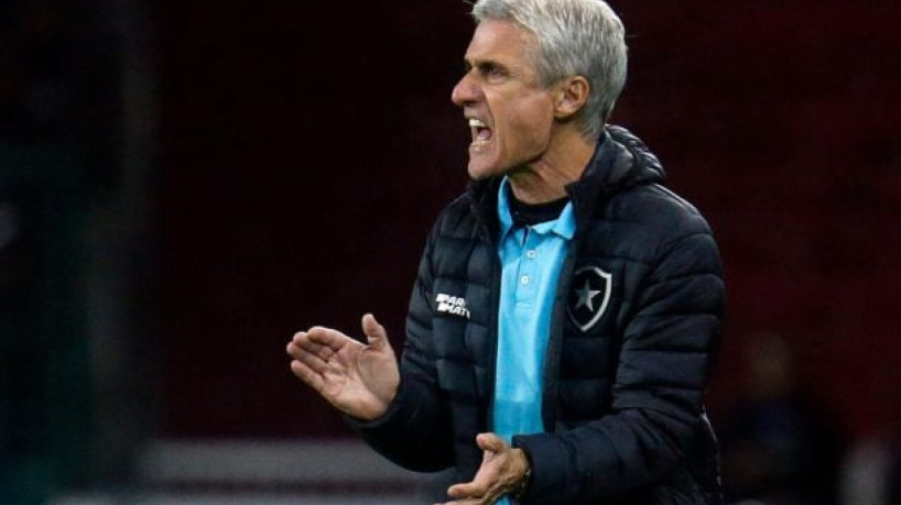 Treinador português chega a Porto Alegre, debate uso da base, avalia elenco e discute estratégia para o Gaúchão e o mercado 