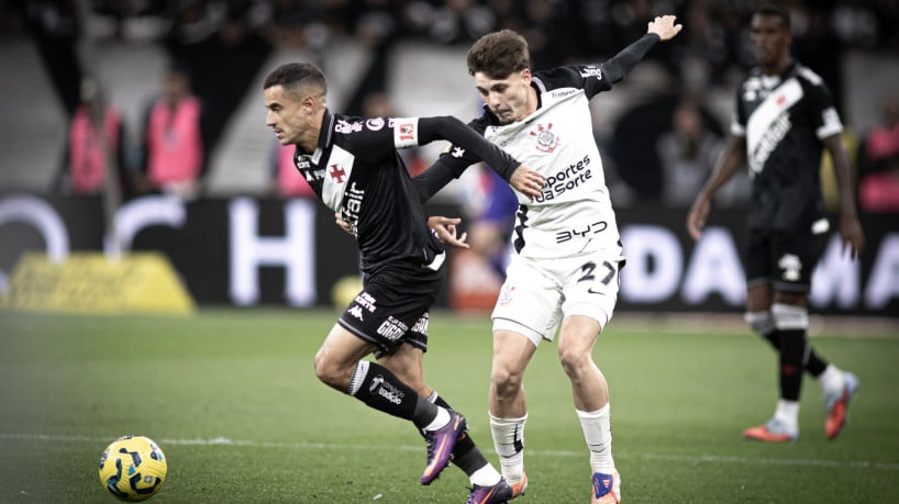 Philippe Coutinho e Breno Bidon disputam bola durante ida da final da Copa do Brasil 
