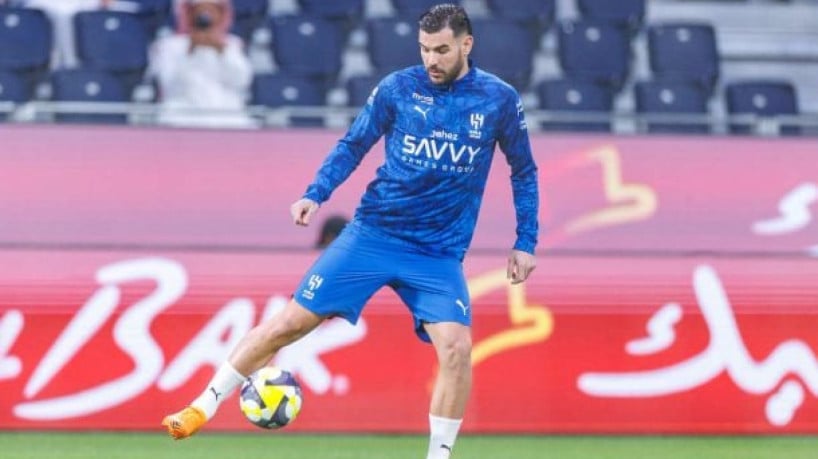 Lateral diz que sofreu pressão da diretoria, nega vontade de sair e desabafa sobre bastidores no clube 