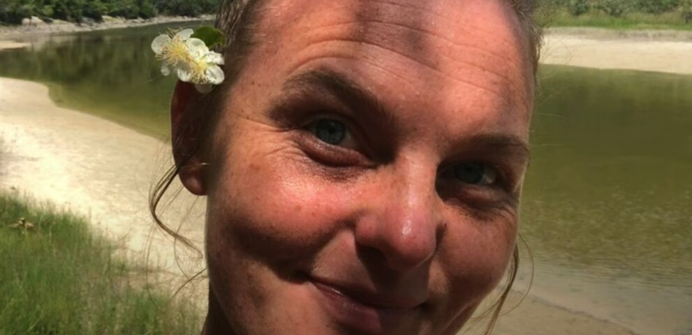 Uma mulher foi atacada por uma capivara durante um mergulho na Praia da Lagoinha do Leste, em Florianópolis, e sofreu ferimentos graves. A vítima, a psicóloga e escritora Fabiana Lenz, sentiu um forte impacto e dores intensas, inicialmente confundidas com um tronco. 