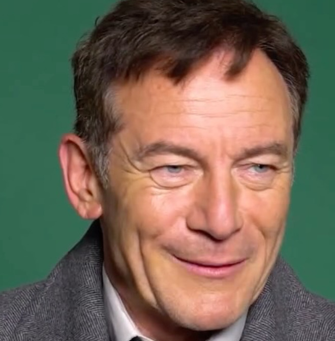 Jason Isaacs, conhecido por papéis em Harry Potter e The White Lotus, foi confirmado no elenco da nova série live-action de Tomb Raider, que terá Sophie Turner como a protagonista Lara Croft. As filmagens da  produção, criada por Phoebe Waller-Bridge para o Prime Video, devem começar em  janeiro de 2026.
