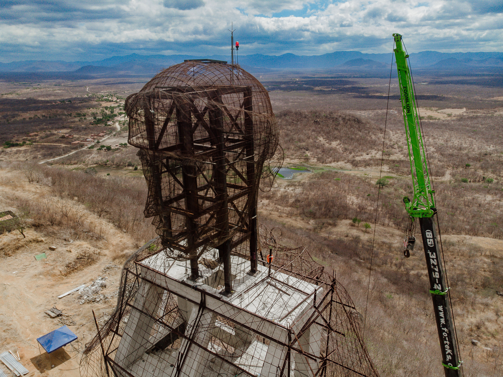Estátua de Santo Antônio teve a cabeça colocada. Obra ainda está inacabada (Foto: JÚLIO CAESAR)