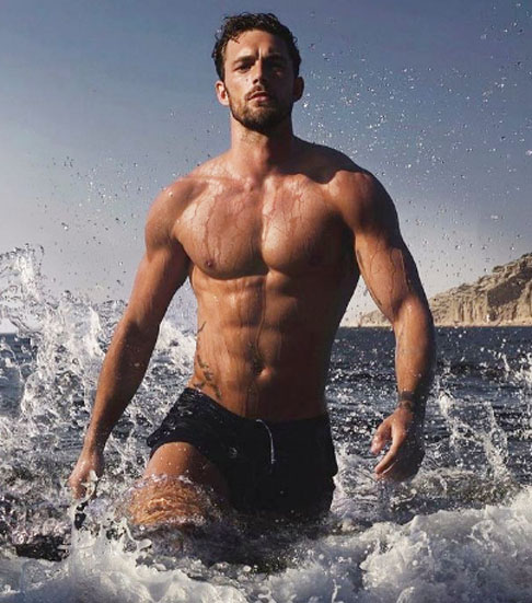 Christian Hogue – modelo americano. Nascido em 25 de agosto de 1992, nos Estados Unidos, chama atenção pelos traços simétricos, olhar marcante e estética clássica, bastante associada a campanhas de moda e editoriais.