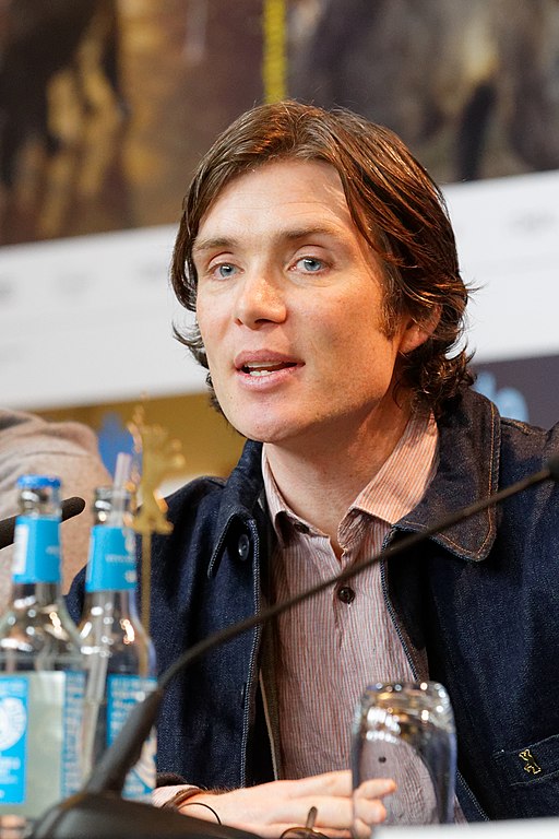 Cillian Murphy – Natural de Cork, conquistou o Oscar 2024 de Melhor Ator por Oppenheimer e já era admirado pela série Peaky Blinders. Com estilo contido e intenso, é reconhecido como um dos intérpretes mais refinados da atualidade.