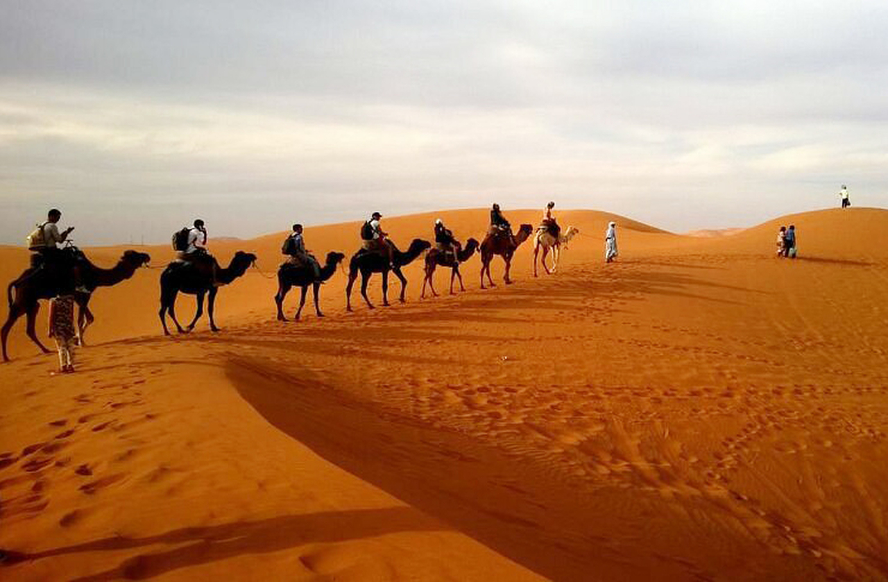 Passeios guiados levam turistas por trilhas e cenários icônicos, bem como cavalgadas e visitas às vilas que recriam o espírito do Velho Oeste. A viagem no tempo e na imaginação se dá até com espetáculos em que atores encenam duelos.