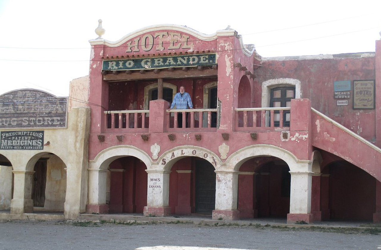 Nos anos 1960 e 1970, o Deserto das Tabernas virou sensação em Hollywood. Diretores italianos e espanhóis deram vida aos célebres spaghetti westerns. Suas paisagens áridas reproduziam com maestria o Arizona e o Texas. Assim, o local se consagrou como marco na história do cinema mundial.