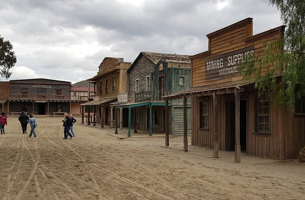 Para as filmagens, foram construídas vilas de faroeste que ainda existem. Hoje, esses cenários viraram atrações turísticas abertas ao público, que, por sua vez, pode caminhar por saloons, prisões e praças típicas do Oeste. É como entrar em um filme clássico de Clint Eastwood.