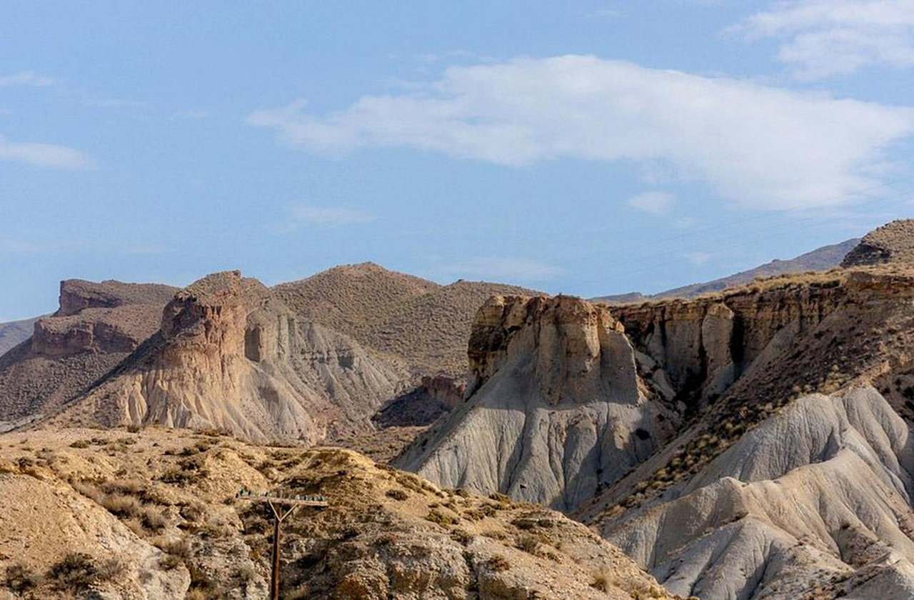 O solo argiloso e as erosões criaram formas únicas ao longo dos séculos. As chuvas ocasionais esculpem ravinas e barrancos impressionantes. Assim, cada formação conta uma história de milhões de anos em um verdadeiro museu natural a céu aberto.