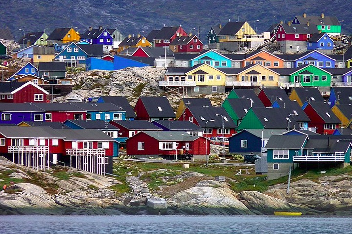 Além do aeroporto de Nuuk, mais dois aeroportos serão inaugurados na Groenlândia até 2026, em Ilulissat (foto) e Qaqortoq, facilitando os deslocamentos em um país com apenas 90 km de estradas asfaltadas.