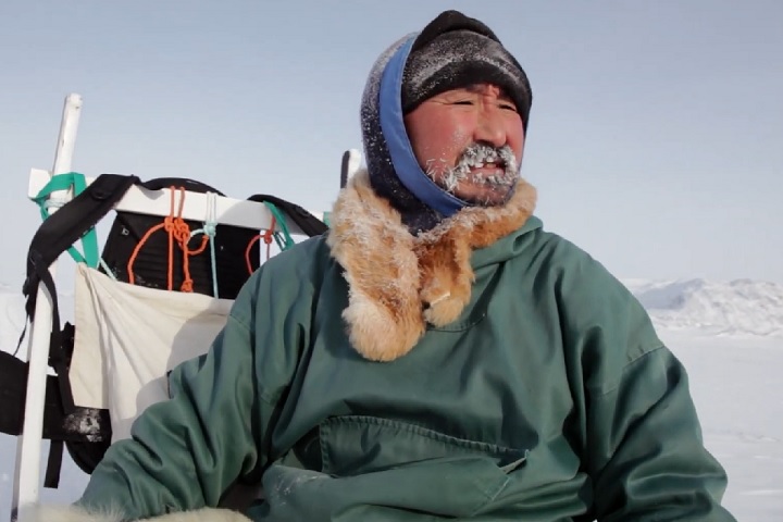 Os locais têm preservado tradições culturais, como a pesca, a caça de focas e baleias, e a confecção de roupas de pele para enfrentar o frio intenso.