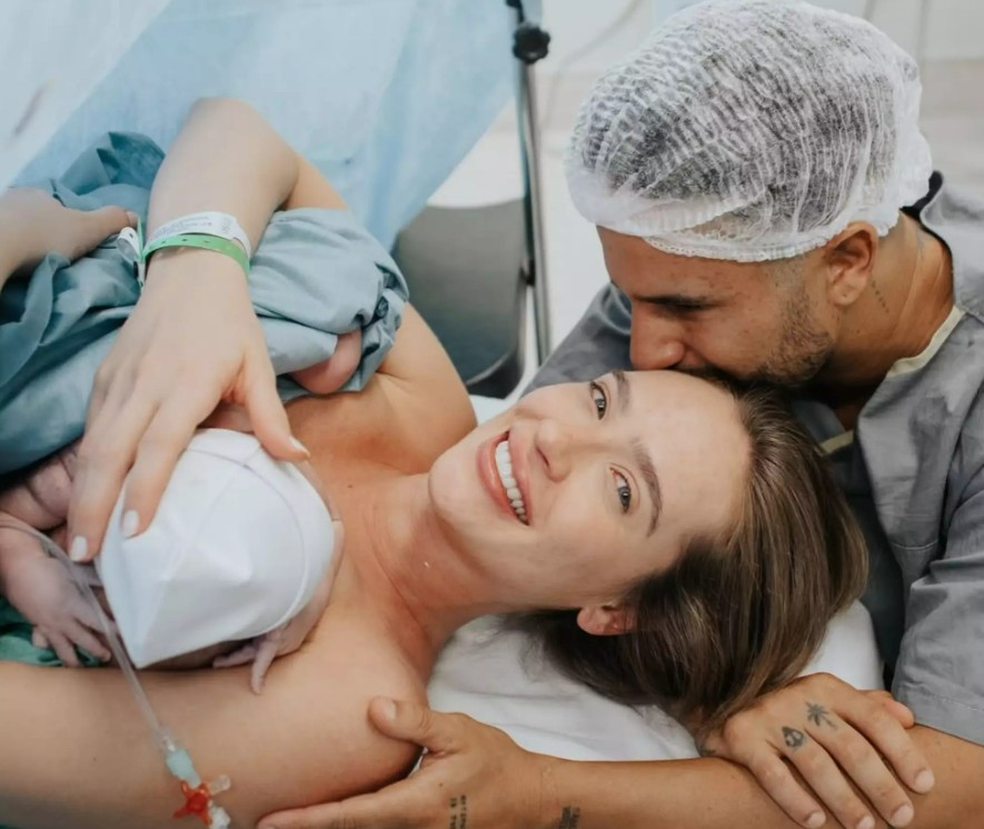 Ítalo Ferreira anunciou nas redes sociais o nascimento de seu primeiro filho, Martin, fruto do relacionamento com a nutricionista Sofia Larocca. O campeão olímpico contou que o bebê nasceu no domingo, mas a notícia foi compartilhada no dia seguinte com uma sequência de fotos.