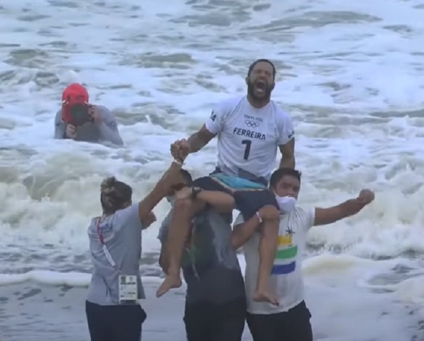 Em 2021, Ítalo Ferreira tornou-se o primeiro campeão olímpico de surfe. Aquela edição foi referente a Tóquio-2020, adiada em um ano por causa da pandemia da Covid-19. Na decisão, Ferreira derrotou o japonês Kanoa Igarashi, por 15,14 contra 6,60, no somatório das duas melhores notas. 