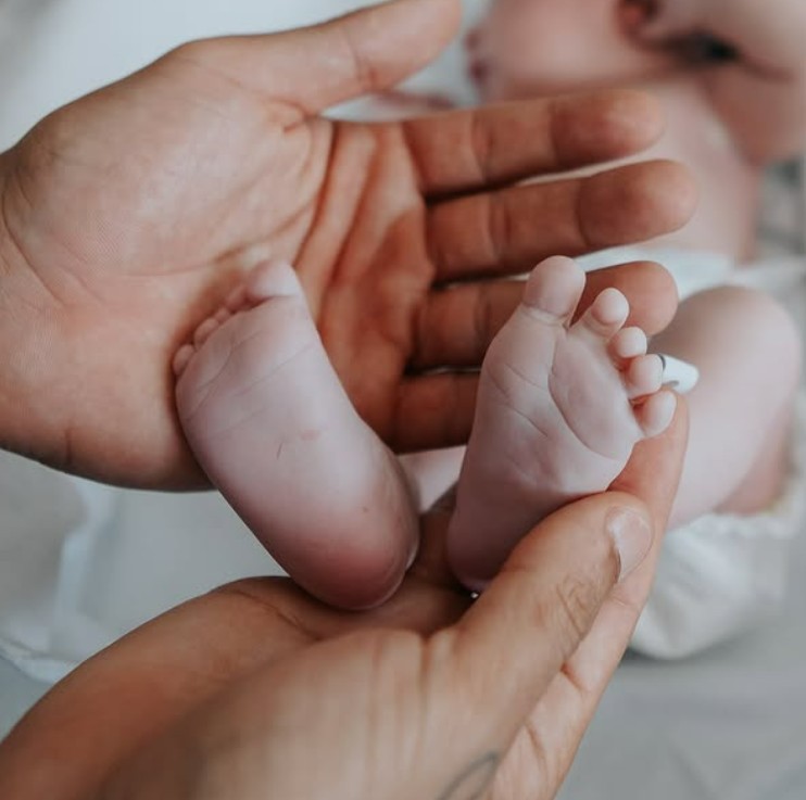 Ele também descreveu o impacto do nascimento em seus sentimentos. A mensagem destacou o amor do casal e a emoção de viver a experiência da paternidade pela primeira vez.