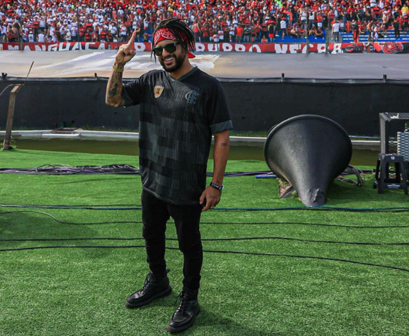 Ele começou a surfar ainda na infância, com uma tampa de isopor. Depois, conseguiu pranchas emprestadas com os primos. Aos 12 anos, sua vida mudou ao ser descoberto por Luiz Henrique Campos Pinga, um olheiro do esporte.