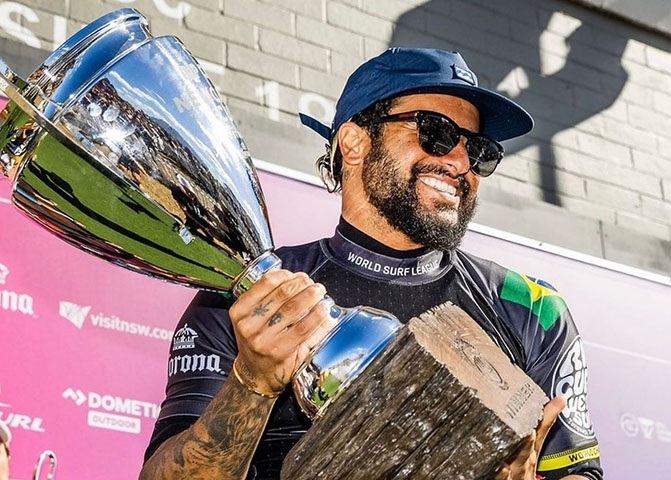 Além de Ferreira, o país foi campeão com Gabriel Medina (2014, 2018 e 2021), Filipe Toledo (2022 e 2023), Adriano de Souza (2015) e Yago Dora (2025). Ou seja, o Brasil atravessa sua maior fase no esporte. 