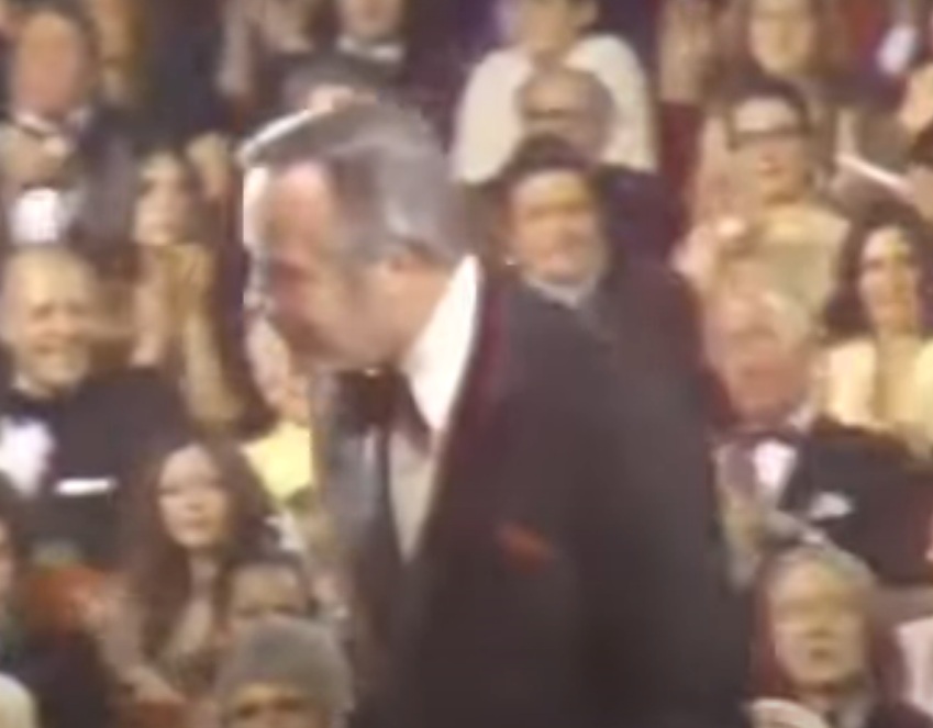 Assim como Art Carney, Jack Lemmon foi uma grande surpresa por vencer Al Pacino e Jack Nicholson, desta vez em 1974. Foi por sua atuação em Sonhos do Passado. Embora Lemmon já fosse um dos maiores nomes do cinema, as apostas naquele ano recaíam sobre Nicholson e Pacino. Sua reação ao vencer também é uma das mais cativantes e simbólicas do Oscar. 