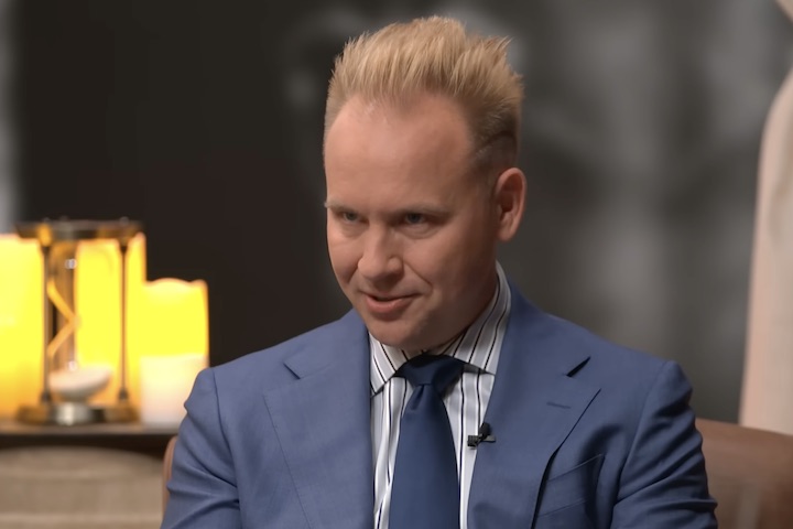 Alguns estudiosos, como o especialista em Novo Testamento Jeremiah Johnston, traduzem a frase como Por Cristo, o mágico ou O mágico por meio de Cristo. 