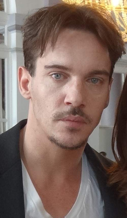 Jonathan Rhys Meyers – Nascido em 1977, em Dublin, ganhou fama internacional ao viver o rei Henrique VIII na série The Tudors, papel que lhe rendeu o Globo de Ouro. Também atuou em Match Point, Velvet Goldmine e Missão: Impossível III, consolidando sua carreira em Hollywood.