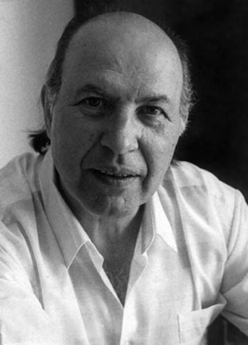 2002 - O húngaro Imre Kertész venceu o Nobel por transformar sua vivência nos campos de concentração em literatura. Em Sem Destino, descreve o Holocausto com uma linguagem seca, questionando liberdade, memória e o absurdo da existência.